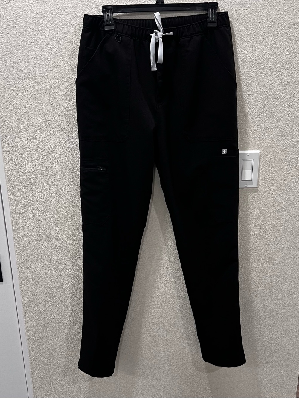 FIGS Cairo Cargo Black Scrub Pants Men’s Size M Zipper Fly Button Nine Pockets
